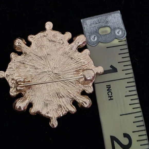 Vintage Baroque-style Blue and Gold Tone Floral Brooch With Faux Pearl 1.5"x1.5" - Picture 4 of 5